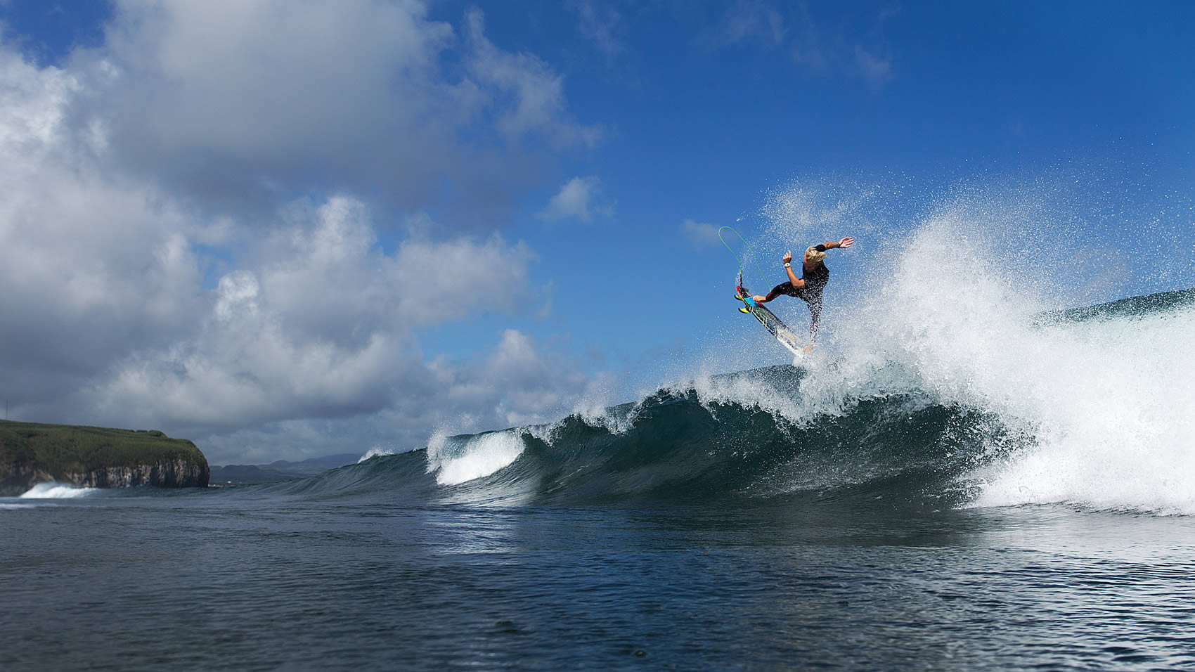 Teahupoo Tahiti big wave surfing – 20 Foot Plus video